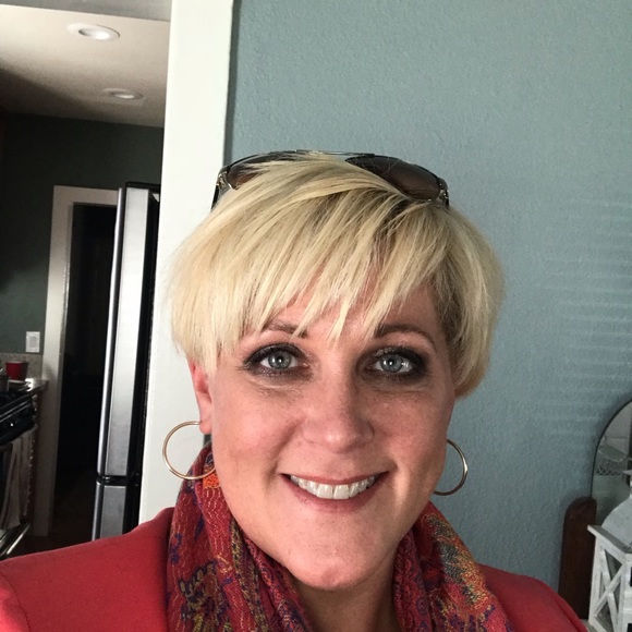 Meet your Posher, Liz - Picture 1 of 1